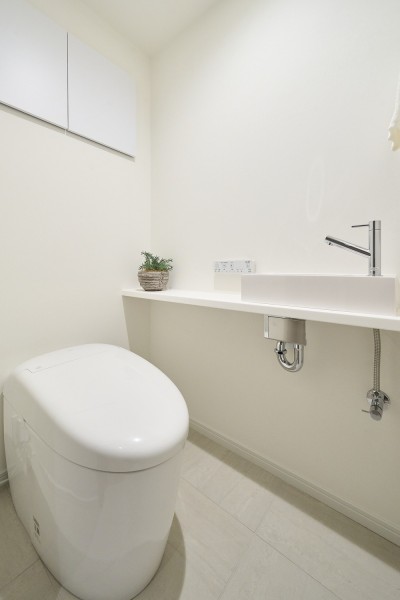 タンクレストイレやスティックリモコンでスタイリッシュな雰囲気を演出したレストルームです。タンクのお掃除が不要で家事が楽になります。また、収納棚や手洗い水栓があり便利で機能性も高い空間です。