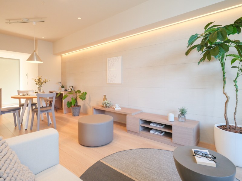 リビングの壁には高級感と上品さが感じられるタイルを設置しました。細部までこだわった素材や意匠を纏い、柔らかく、美しく創りあげました。