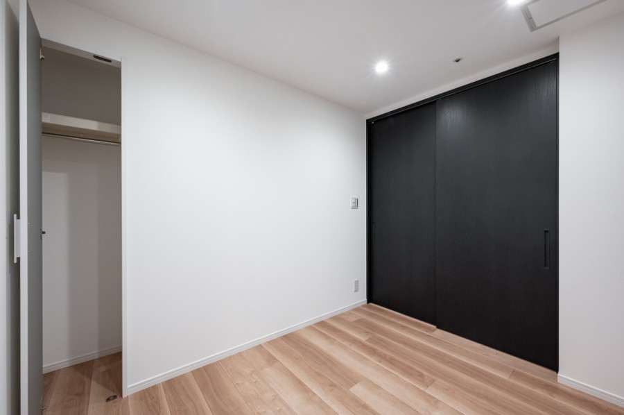 洋室2は約4.0帖の広さがありるお部屋です。住まう方の趣味や感性で飾っていただけるように、シンプルな内装で仕上げました。お好きなインテリアを配置して、理想のお部屋作りを楽しめます。