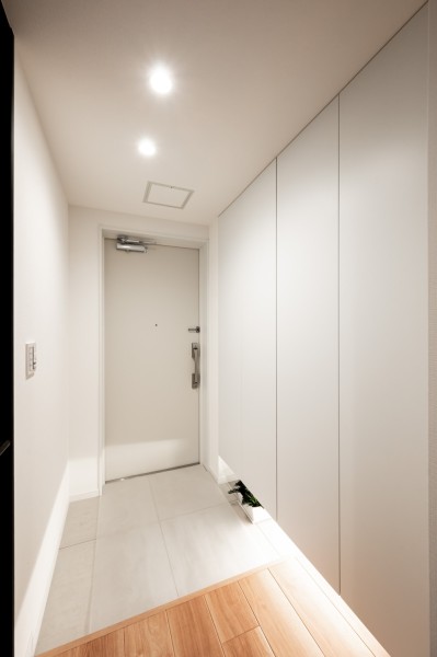 フットライトの光が導く美しい住まいの顔となる玄関は、ホワイトを基調にした爽やかで心地よい空間です。大容量の壁面収納で、常にスッキリと整った暮らしを実現できます。