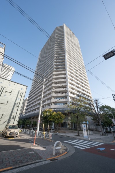 総戸数483戸で33階建タワーレジデンスとなっております。スカイラウンジやゲストルームなど共用施設が充実しており、生活を豊かに彩ります。