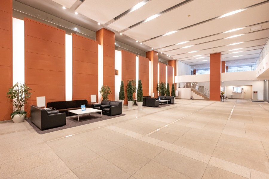 高級感と気品が溢れるエントランスホールです。ラグジュアリーな空間が快適な都心ライフへと誘います。忙しない都心で躍動し帰るあなたのほっとする住まいになりそうですね。