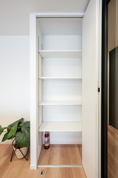 キッチンには収納棚があります。調味料や食器などまとめて収納することができます。棚が可動式のため、収納する物の高さに合わせて変更できる嬉しい仕様です。