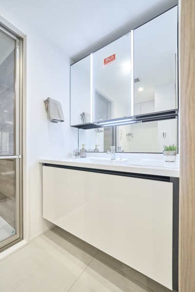 白を基調とした清潔感溢れるデザインの洗面化粧台です。ミドルミラー付きなので背の低いお子様も鏡を見ながら歯磨きができます。