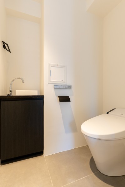 レストルームも居住空間と同じく、ダークカラーをアクセントとした気品溢れる空間です。スティックリモコンや手洗い水栓など、細部まで宿る、美しくかつ実用的な設備が備わっています。