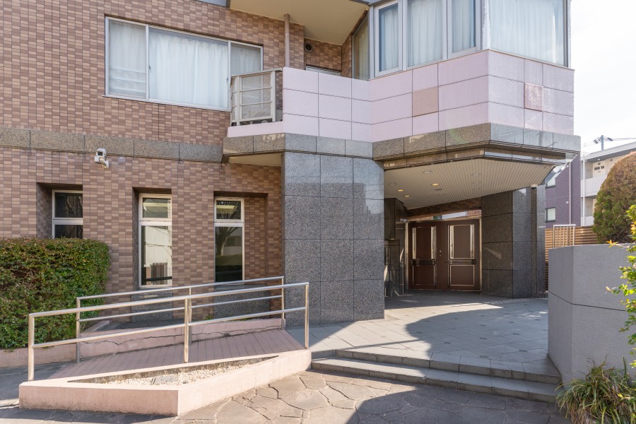 ゆとりあるスロープを設けた、バリアフリー設計のエントランスです。ベビーカーや重い荷物での移動もスムーズな、住まう人すべてに優しい住まいです。