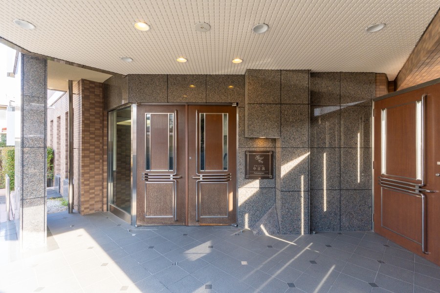 重厚感溢れる意匠が迎える、格調高いエントランスです。美しく維持された空間が、日々の暮らしに心地よい緊張感と誇りを与えてくれます。