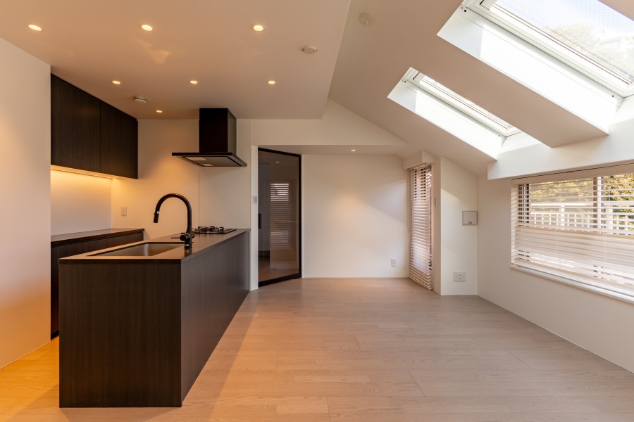 ナチュラル&モノトーンのカラースキームをベースに、従来の様式美や一過性のトレンドに流されることなく、暮らしの普遍を丁寧に見つめながら新しい佇まいを目指したリノベーションです。