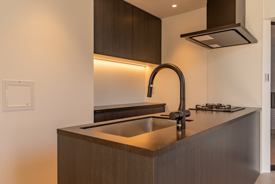 オリジナルシステムキッチンを新規交換しました。美しい石調の天板が、モダンな空間に気品を添えています。