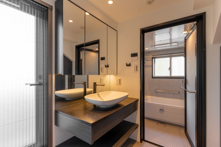 日常を心地よくリセットする、ホテルライクな洗面空間です。ベッセルボウルの曲線を際立たせるライティングが、空間の質感を高め、影まで美しくデザインします。