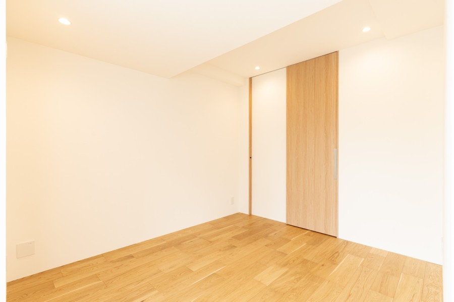 洋室2は約6.3帖の広さがあり、心地よい時間が流れるお部屋となっております。毎日が忙しいあなたもほっと一息つける安らぎの空間です。