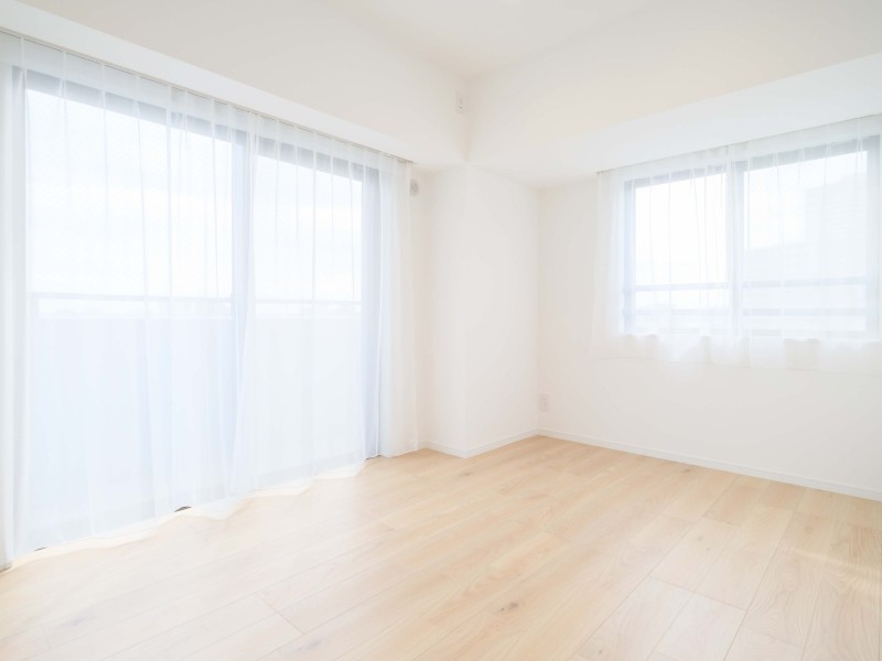 角部屋ならではの眩い光を放つ羨望の洋室2です。解放感が溢れ、おだやかな空気に纏われた空間です。