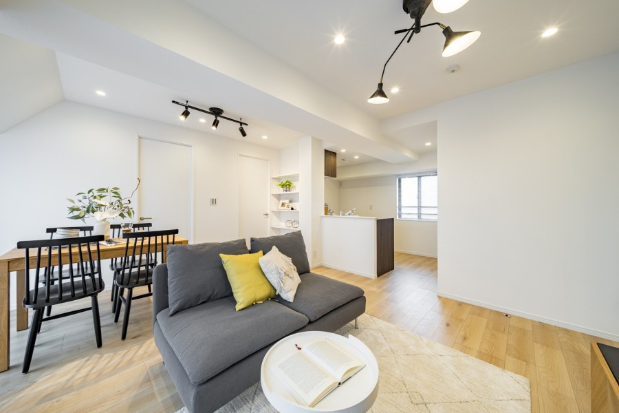 白を基調とした空間に、木の温もりを感じていただける安らぎのリビングダイニングです。こだわった素材や意匠を纏い、柔らかく、美しく創りあげました。