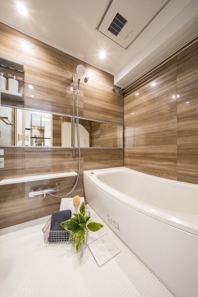 一日の疲れを解きほぐす、木目調の壁パネルが美しいバスルームです。暖房・涼風・換気・乾燥機能付きで1年中快適なバスタイムをお楽しみいただけます。