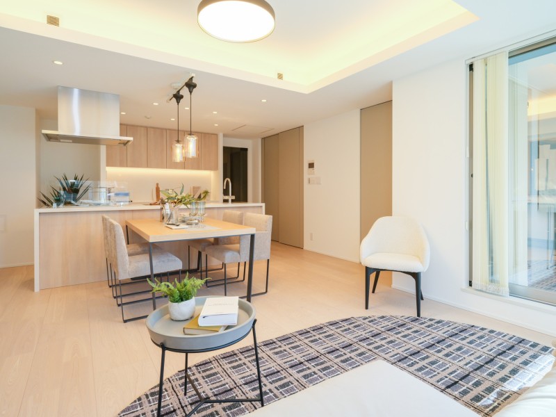 約19.1帖の広々LDKには穏やかな時間が流れ、大きな窓からたっぷりの自然光が振り注ぎます。『日常』という大切な時間を豊かに、快適にお過ごしいただける空間です。