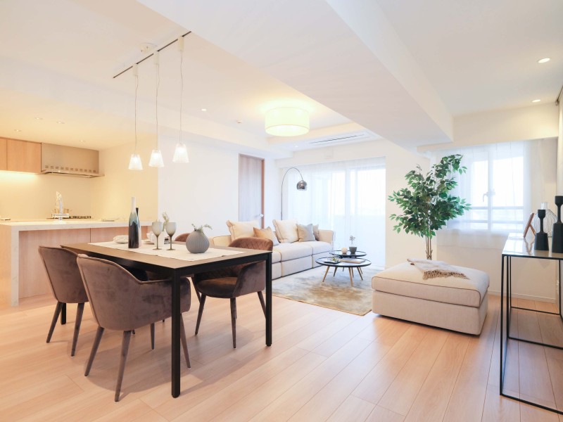 大きな開口部から光が心地よく広がる開放的なリビングダイニングです。こだわった素材や意匠を纏い、上質に、美しく創りあげたお部屋です。