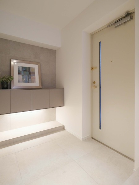 フロートタイプのシューズボックスとフットライトが、スタイリッシュで洗練された印象を与える玄関です。扉を開けた瞬間から心躍る住まいです。