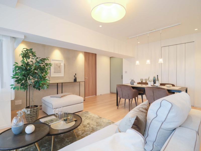 リビングに配したこだわりのアクセントタイルがよりいっそう洗練された気品をもたらします。ダウンライトが壁面を柔らかく照らし、タイルの質感を際立たせます。