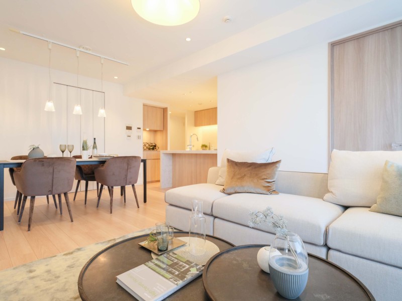 清潔感溢れるホワイトを基調に、木の温もり溢れるフローリングやキッチンの面材を採用したお部屋です。心安らぐひとときを紡ぐ、穏やかな時間が流れる居住空間です。