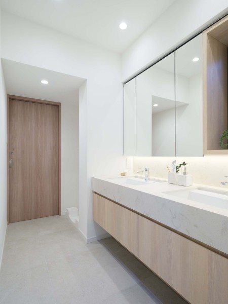 キッチンと同じデザインで統一したオリジナル洗面化粧台です。ダブルボウルの大きな洗面台は、忙しい朝でも身支度が快適です。