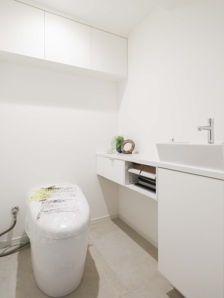 タンクレストイレやスティックリモコンでスタイリッシュな雰囲気を演出したレストルームです。毎日使う場所だからこそ、清潔感と使いやすさを考慮しました。