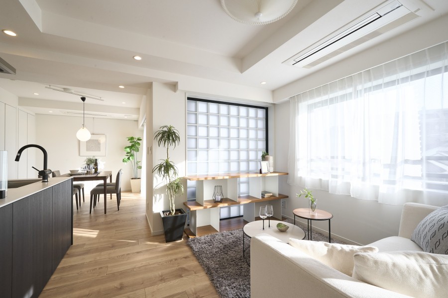 約18.6帖の広さを誇るLDKは、柔らかな陽光が降り注ぐ居心地の良いお部屋です。ご家族や友人との団らん時間や、自分の世界に没頭する時間を大切にお過ごしいただける住まいです。