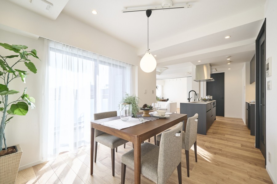 開放感と安らぎを享受した、洗練されたリビングダイニングキッチンです。目に肌に心にやさしく温かい上質な素材を活かした内装に仕上げました。