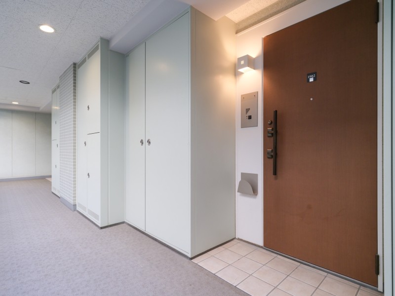 エレベーターを降りてお部屋へと続く廊下は、ホテルライクな内廊下設計です。外気の影響を受けにくく、プライバシーも守られやすくなっております。