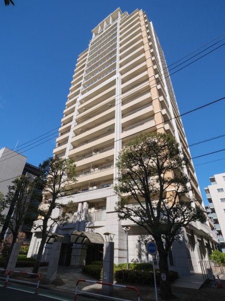 「神楽坂」駅徒歩7分に位置する地上21階建レジデンスです。安心の免震構造、オートロック・宅配ボックス完備。東西線や南北線、有楽町線など複数の路線が利用できるアクセス良好な立地です。