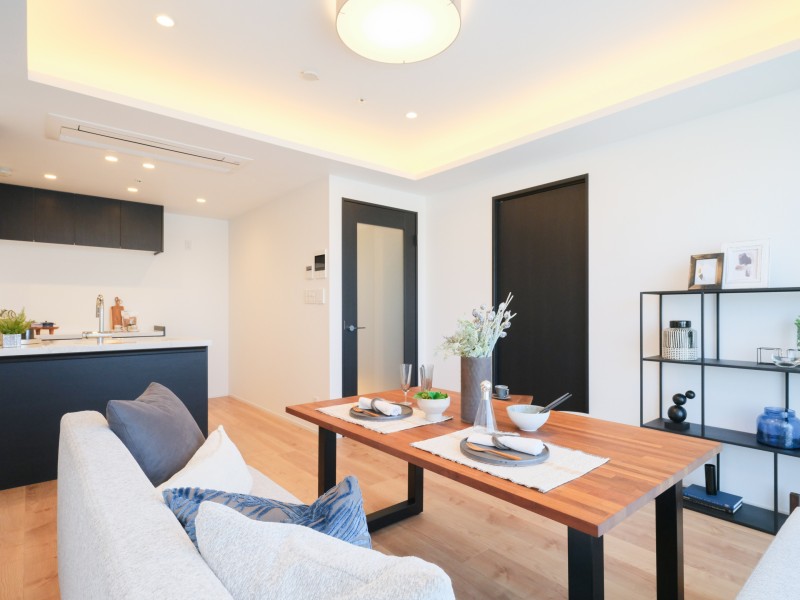 リビングには開放感と奥行きを生みだす折上げ天井を採用しています。さらに間接照明を取り入れることで、高級感のあるスタイリッシュな印象へと演出、上質で安らげる住まいへと仕上げました。