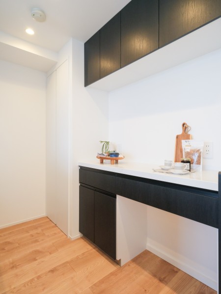 背面にはキッチンとお揃いのカップボードを備え付けました。カウンター部分にはワインやオシャレな家電を置いて、インテリアとしても楽しめそうです。