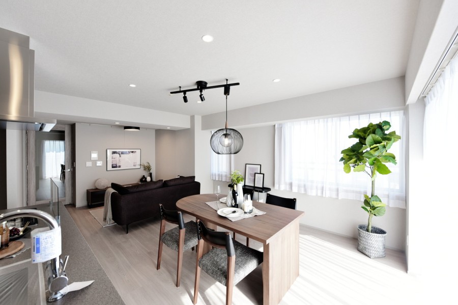 二面採光で明るく開放感のある約20帖のLDKです。床暖房を完備し、さらに肌触りの良いフローリング材を使用していますので、冬も足元から暖かく快適に素足で過ごしたくなるような安らぎの空間になっています。