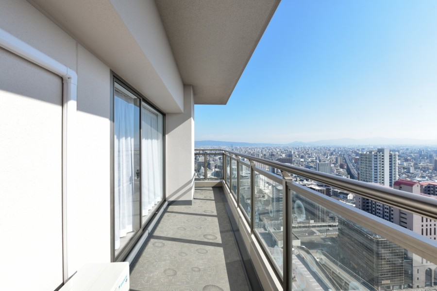 すべての居室がバルコニーに面した、明るく開放的な31階部分の南東角住戸です。南も東も、前面を遮る建物はなく、時間や季節と共に変化していく大きな空と遠くの街並みまで眺めることができます。