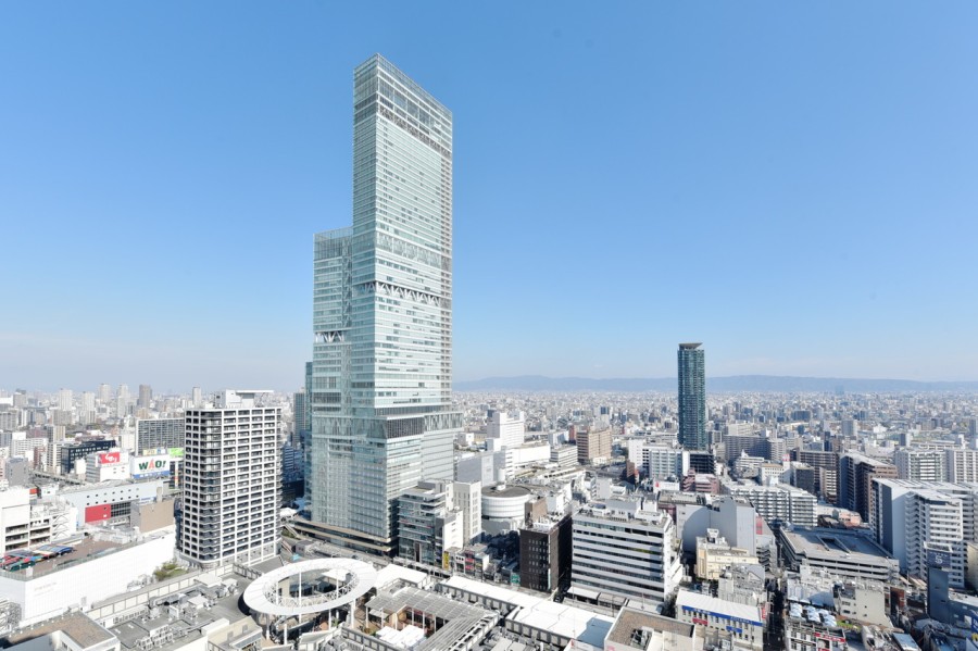 東側の広々としたバルコニーからは、あべのハルカスを身近に感じることができます。高さ300mを誇る高層複合ビルはあべのの街のランドマークとなっています。百貨店や専門店、美術館など多彩な店舗があり日常生活も便利です。