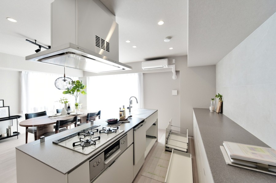 このお部屋のためにデザインされた田中工藝製のオリジナルアイランドキッチンを採用しました。食器洗い機完備です。背面には大容量のカップボードを備え付けましたので、食器類や調理家電も快適に収納できます。