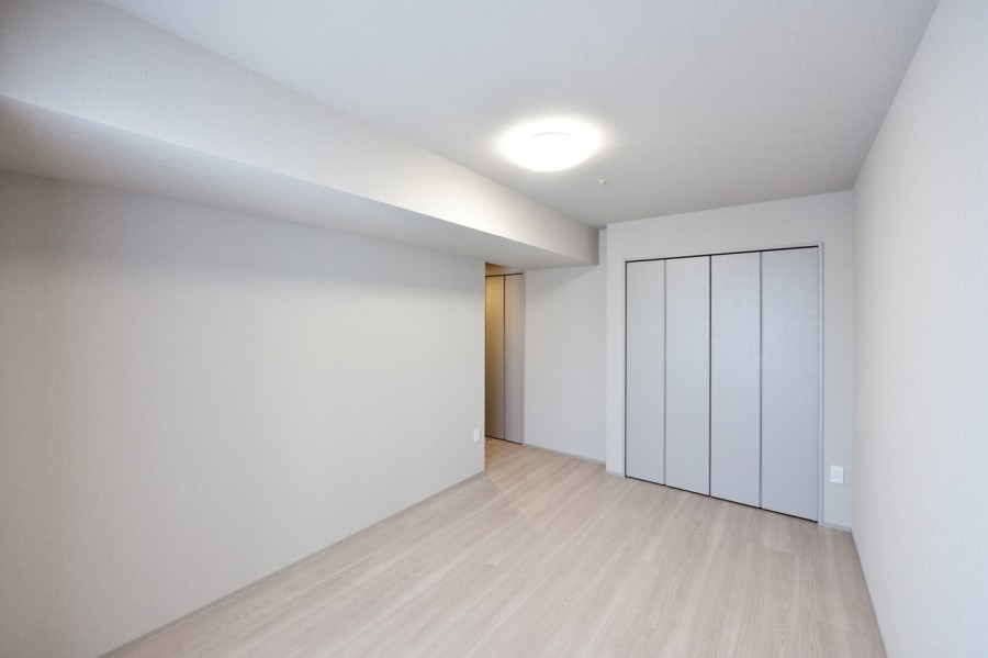 洋室1(約8.0帖)はリビングから離れて静かに心と体を休めることができる安らぎの空間にピッタリです。東側の窓からは優しい朝日がさしこみ、気持ちよく朝を迎えることが出来ます。