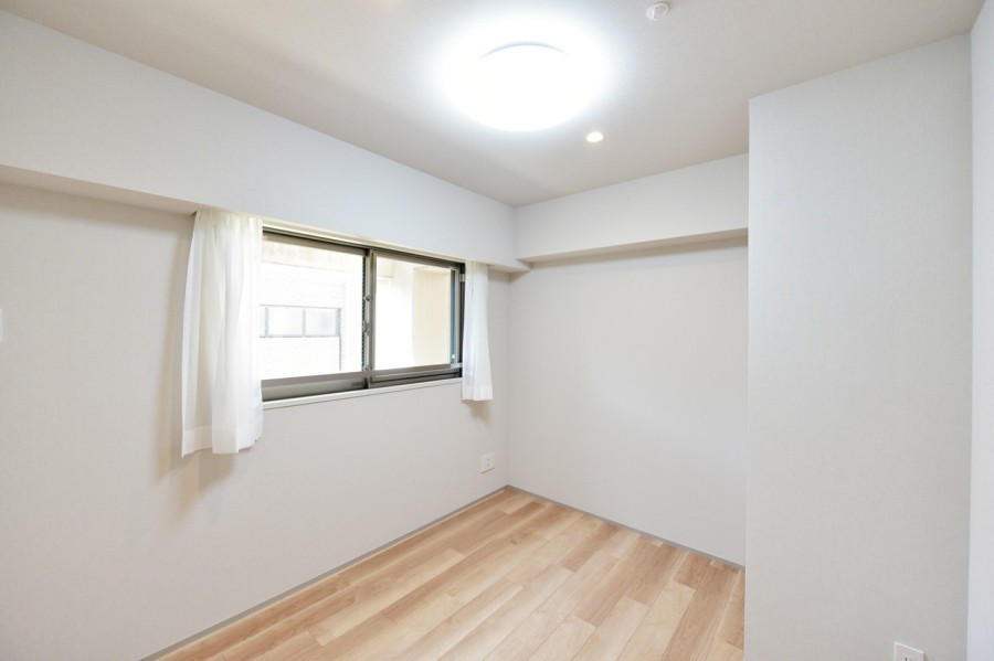 洋室2(約4.8帖)は吹き抜けに面しており、優しい光が差し込みます。リビングから離れて静かに趣味や、読書、課題に取り組むことができるプライベートスペースになっています。