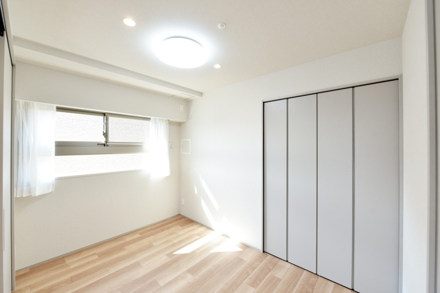 洋室3(約5.0帖)はリビングに隣接しており、扉を開放すると拡張リビングとしても使用できるフレキシブルなお部屋です。リビングの家族の気配を感じながら、しっかりとプライバシーを確保できます。