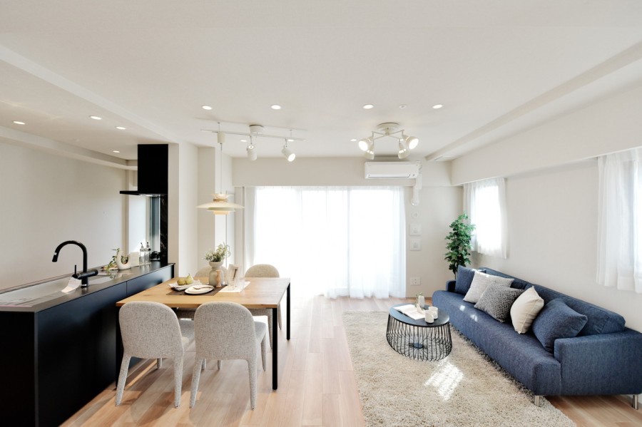 キッチンに勝手口があり、家事動線に配慮された間取りになっています。前面を遮る建物はありませんので、カーテンを開けて開放的な空気の中での生活を楽しめます。エアコン1基新規設置済みです。