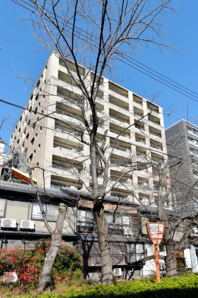 3沿線利用可、阪急京都線「京都河原町」駅徒歩5分、その他京阪本線や地下鉄烏丸線が利用でき、快適アクセスが叶う立地です。鴨川や河原町に近く、京都らしさを身近に感じられます。平成23年建築、総戸数68戸。