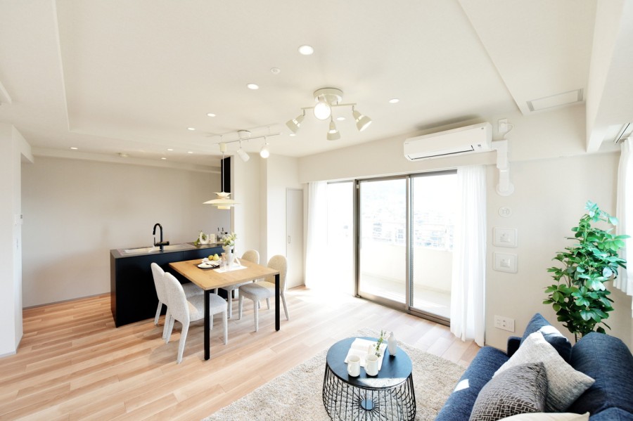 明るく優しい光が安らぎの空間をもたらすLDKは、インテリアが映えるナチュラルな雰囲気の内装に仕上げておりますので、家具や小物で自分らしく空間を彩っていただけます。床暖房完備しています。