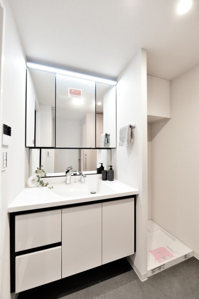 朝の慌ただしい時間も、入浴後のリラックスした時間も快適に過ごせるパウダールームです。タッチレススイッチ採用で、手を触れずに照明をonoffできるので、清潔に使用できます。