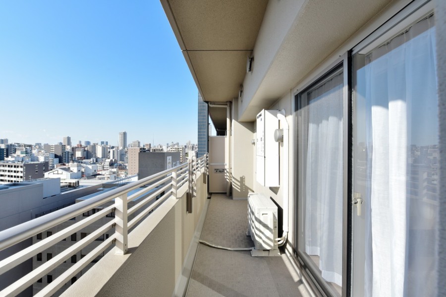 12階部分の南向きバルコニーで、お部屋の中に優しい光と風を運んでくれます。心が安らぐような心地よい空間を保てます。陽当たりが良いので、お洗濯物も気持ちよく干すことができます。