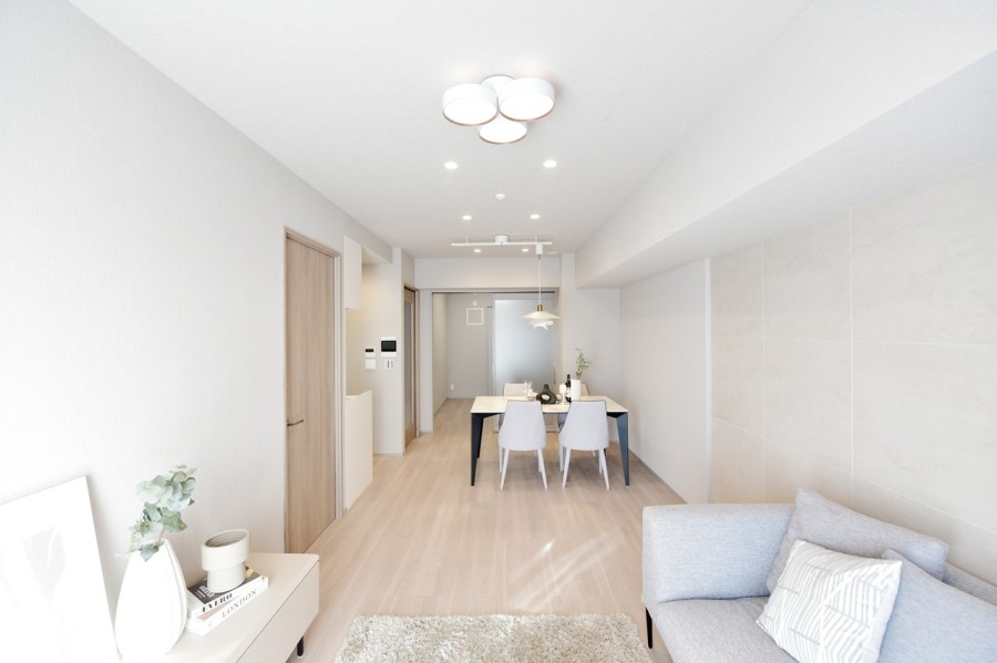 ナチュラルな風合いの落ち着きを感じながらも洗練された雰囲気の内装に仕上げました。インテリアが映えるので、自分好みのテイストに合わせた家具選びも楽しんでいただけます。