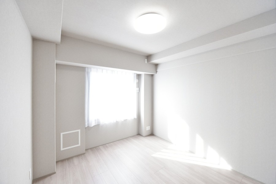 洋室1(約6.0帖)は南向きのバルコニーに面し、一日を通して優しい光が差し込むスペースです。リビングインの部屋なので、家族の気配を感じながらもプライバシーをしっかり確保し、安らぎの時間を過ごせます。