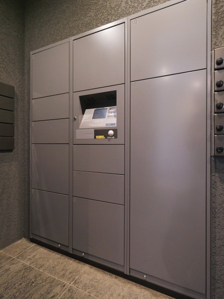 ◆宅配ボックス◆24時間いつでも荷物受け取りが可能。プライベートの時間を邪魔されず、配達時間も気にせず過ごすことができる便利な設備です。