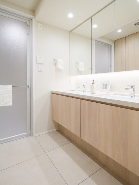 洗面化粧台にはまるでホテルのようなダブルボウルデザインを採用しました。大きな鏡面と収納も豊富に備え付け、朝の身支度を整える時間もご家族で取り合うことなく広々とお使いいただけますね。
