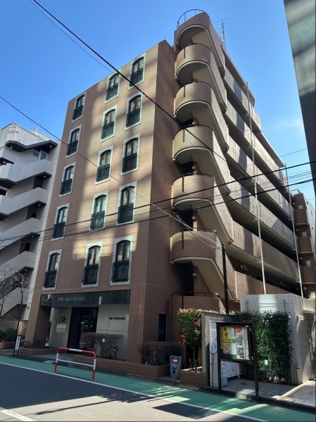 歴史的情緒の漂う「神楽坂」や「江戸川橋」の利便性が融合したエリアに位置する、オートロック・宅配ボックス完備のマンションです。徒歩3分圏内にスーパーやコンビニがあり、日々のお買い物がしやすい住環境です。