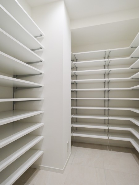 玄関からアクセスできるシューズインクローゼットです。豊富な可動棚付きでシューズはもちろん、アウトドアグッズや雨具なども収納可能となっております。