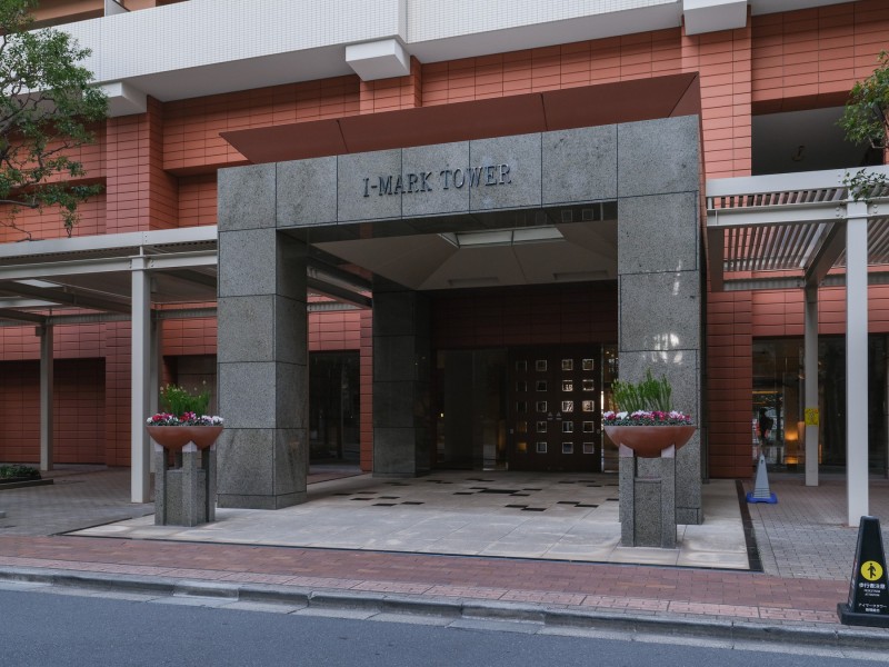 重厚感があり、機能的でもあるエントランスです。エレベーター・オートロック・宅配ボックスを完備しており、快適にお過ごしいただけます。